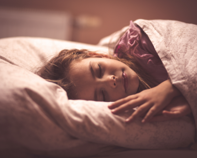 Une jeune femme allongée qui dort