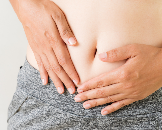 Ventre avec deux mains posées dessus