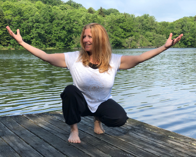 Véronique Peuchamiel près d'un lac