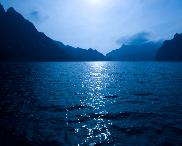 Un lac près d'une montagne la nuit